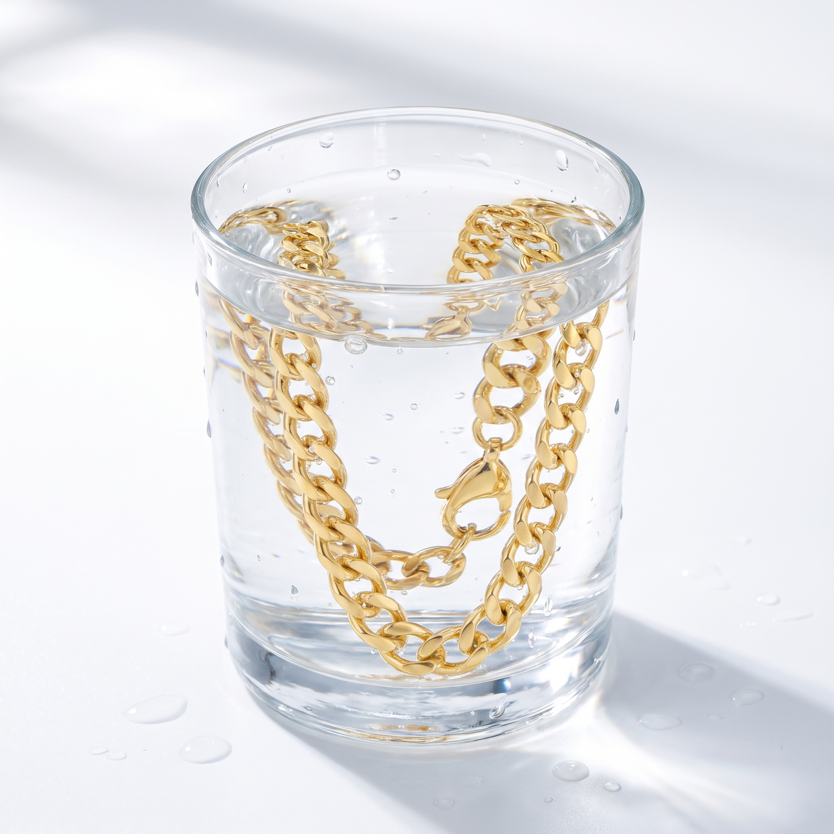 Collana catena groumette grossa placcata oro 18K in un bicchiere d'acqua