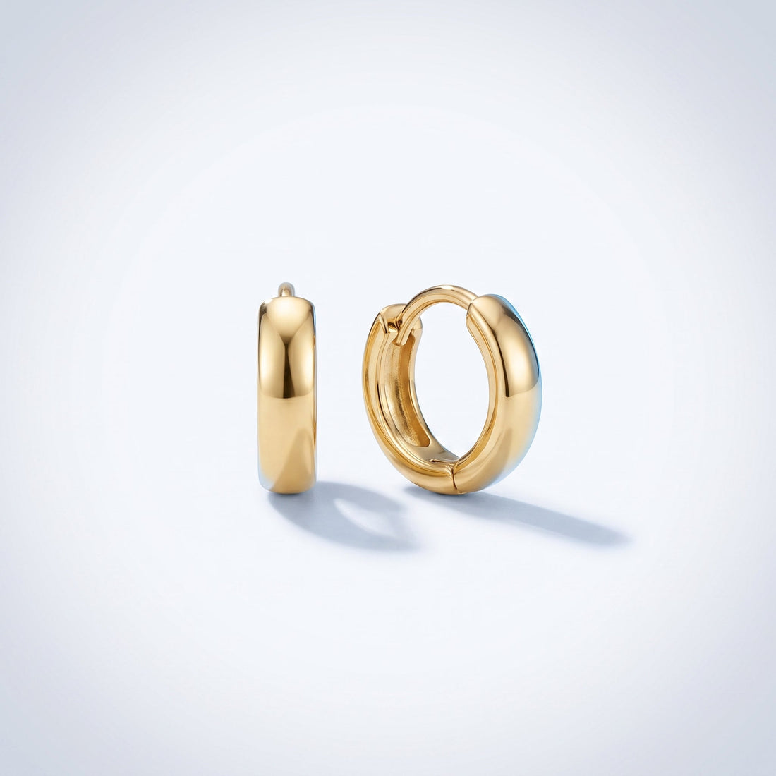 Orecchini huggie lisci placcati oro 18K da abbinare su più buchi