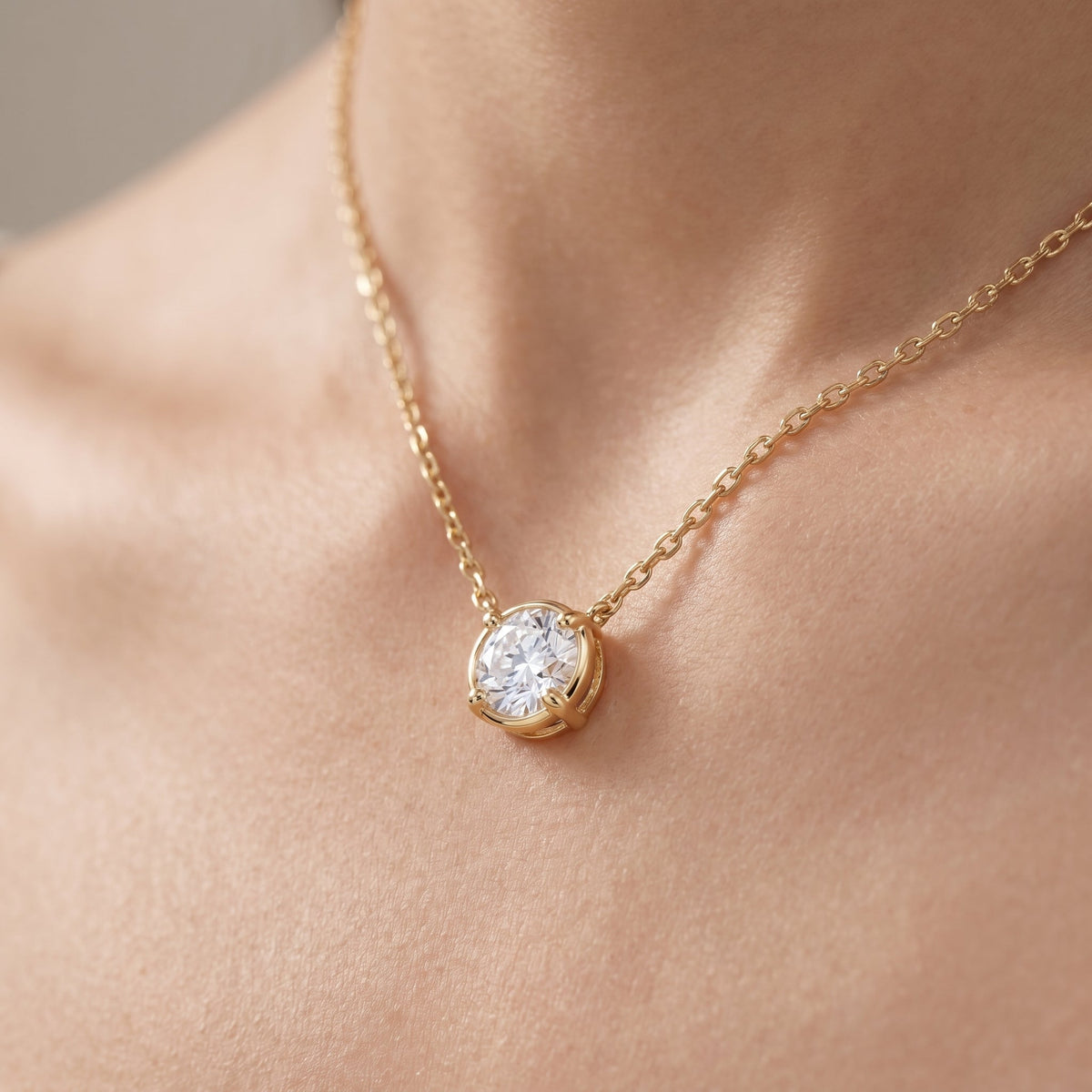 Collar punto de luz mini con circonita bañado en oro de 18K puesto, primer plano