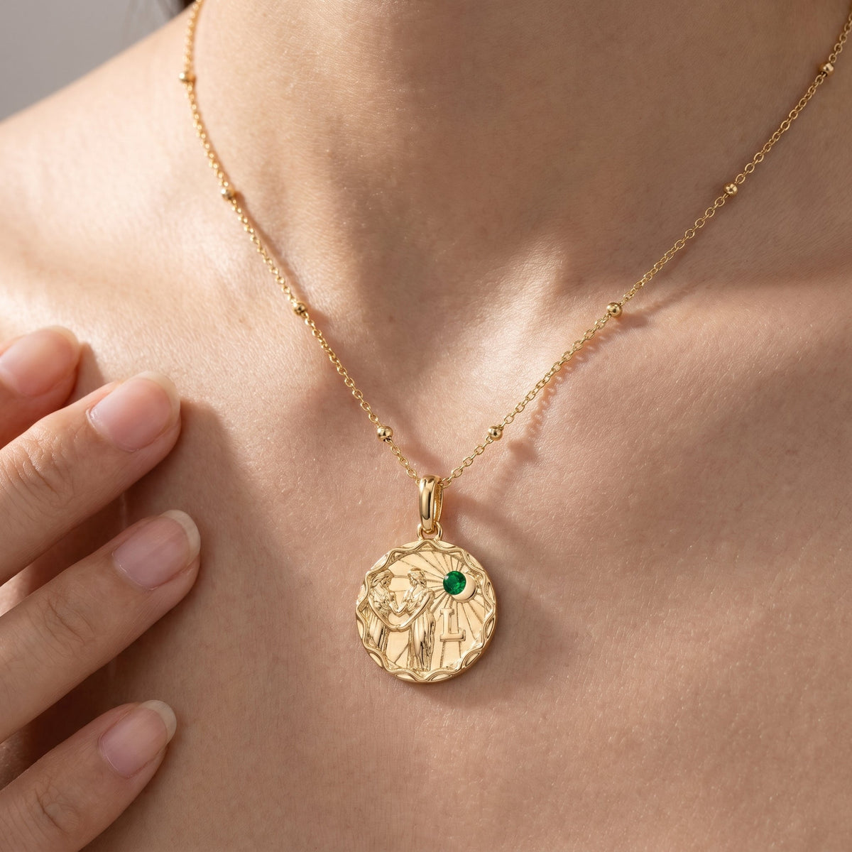 Collar zodiaco personalizado bañado en oro de 18K puesto, primer plano