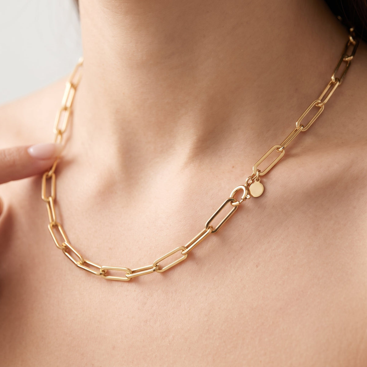 Collana catena paperclip placcata oro 18K indossata, primo piano