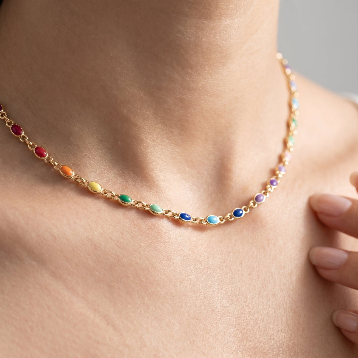 Gargantilla arcoíris de piedras de colores bañada en oro de 18K puesta, primer plano