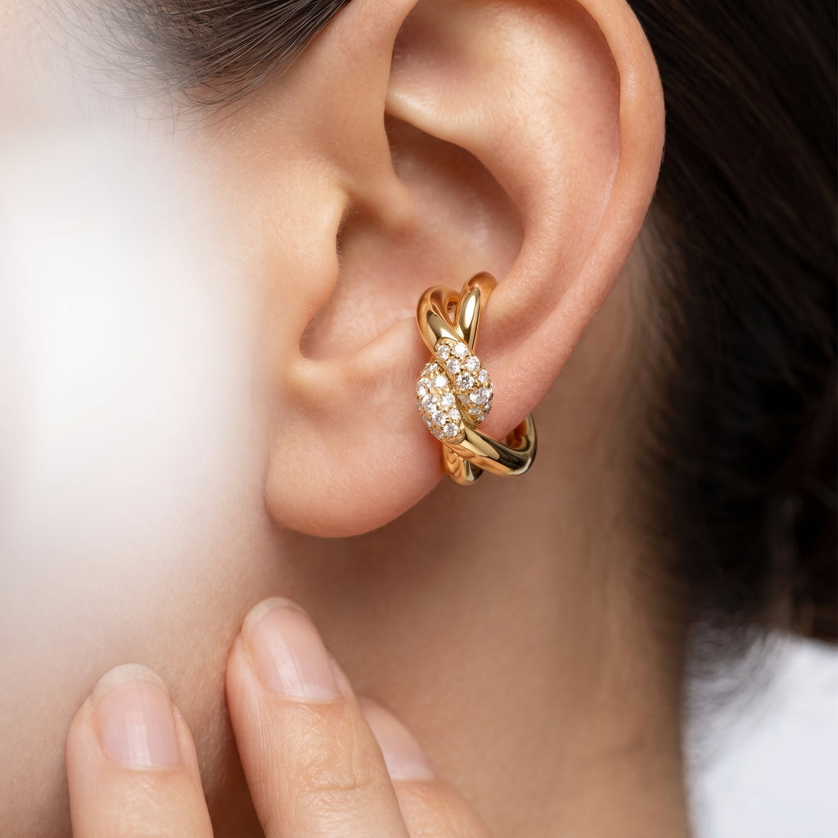 Ear cuff twist sin agujero bañado en oro de 18K puesto, primer plano
