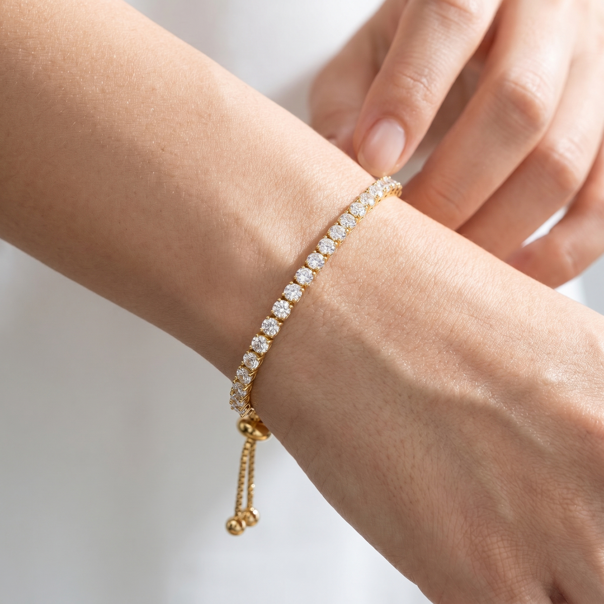 Pulsera tennis ajustable bañada en oro de 18K puesta, primer plano