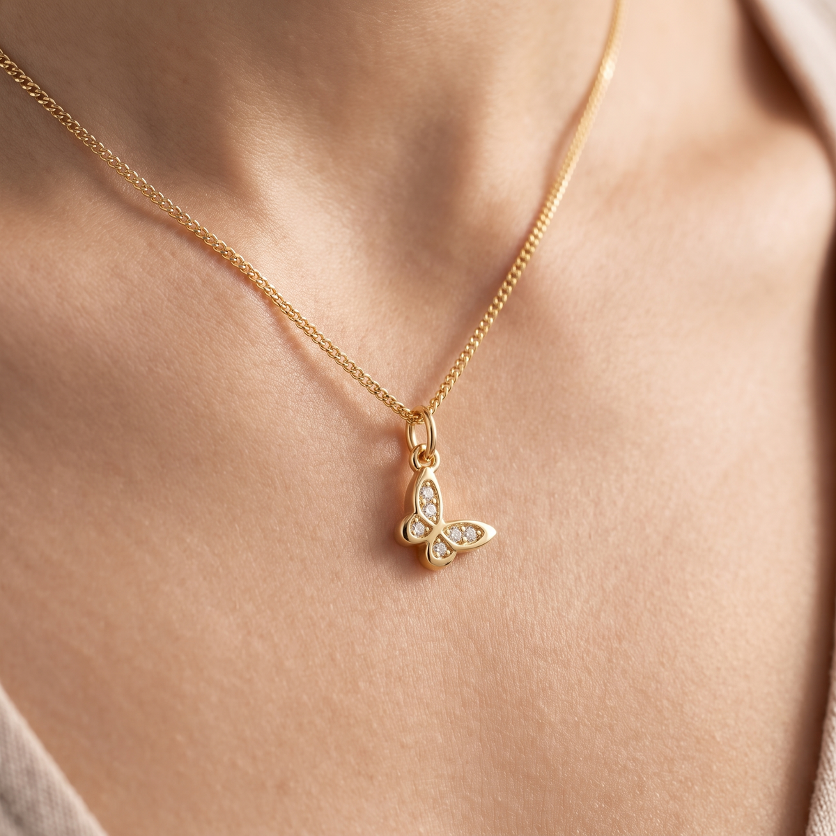 Collar con mariposa bañado en oro de 18K puesto, primer plano