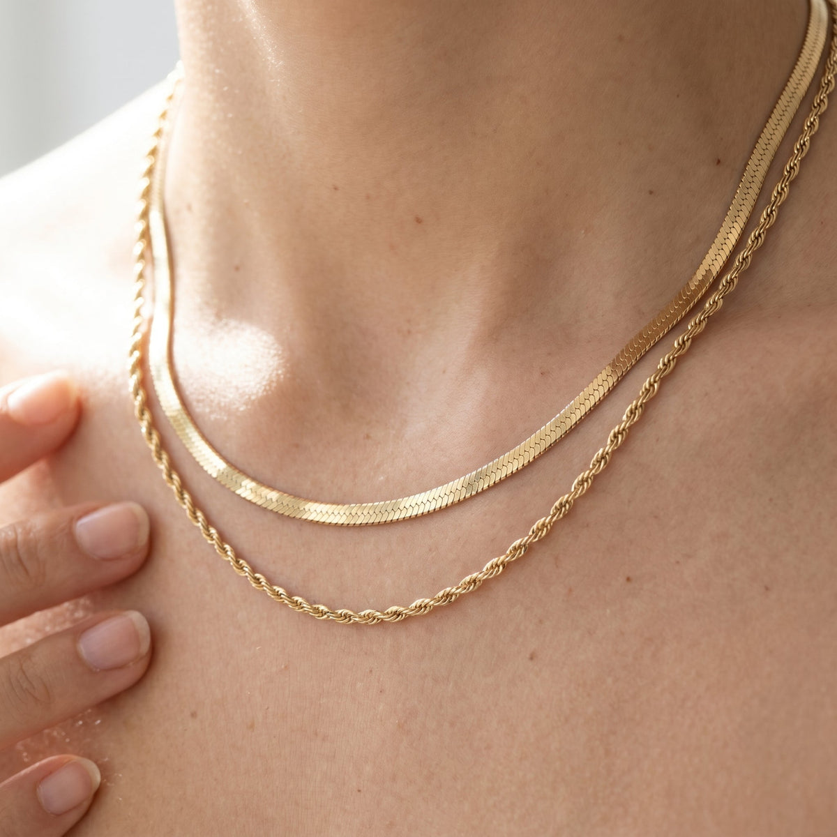Collar doble espiga bañado en oro de 18K puesto, primer plano