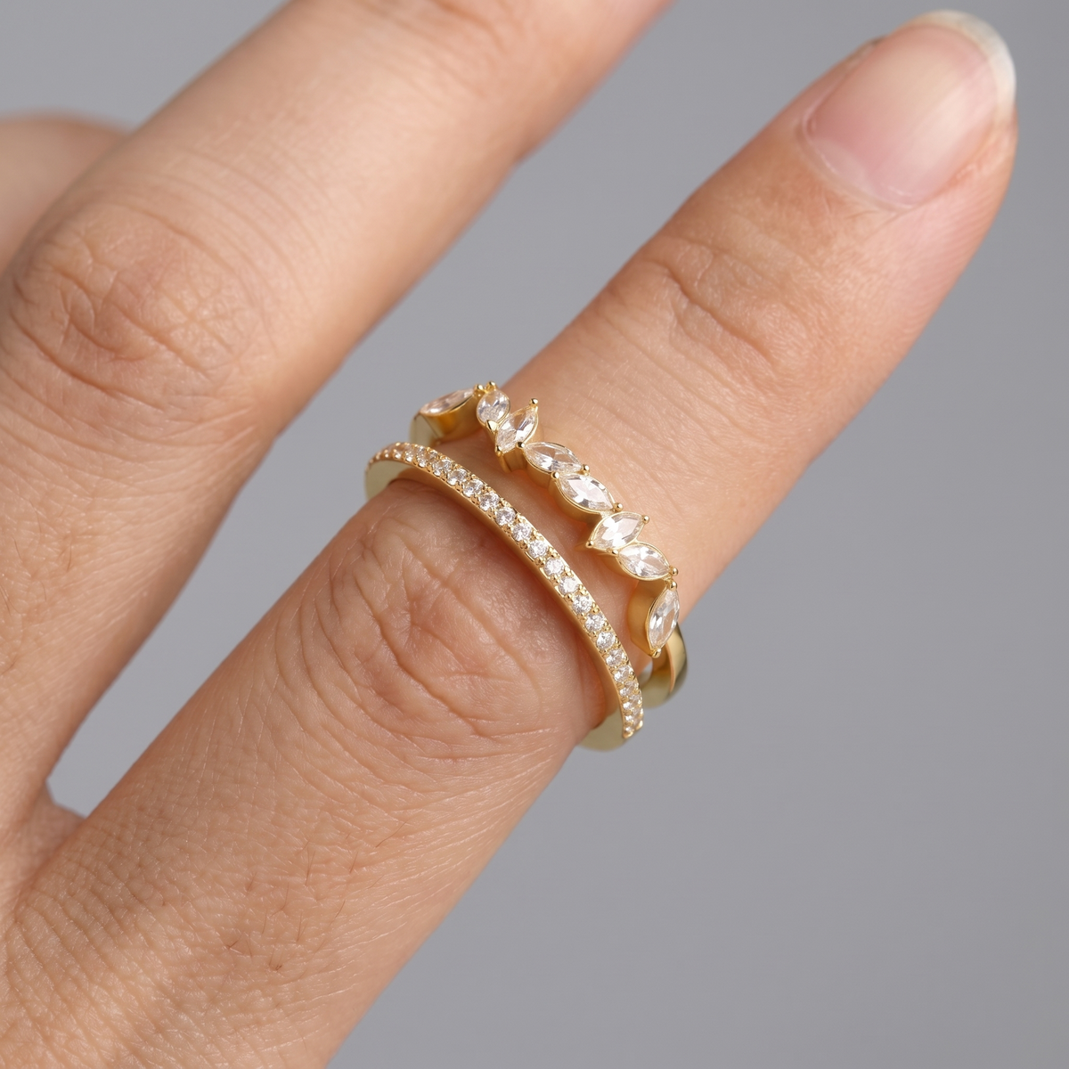Anillo de doble banda pavé con cristales bañado en oro de 18K puesto, primer plano