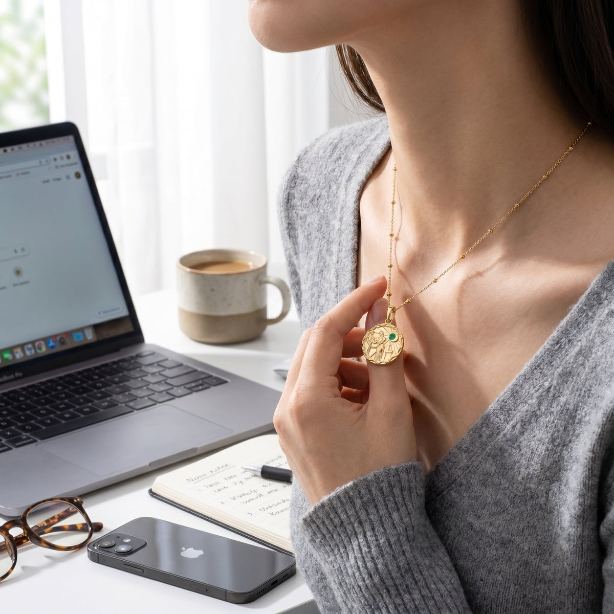 Collar zodiaco personalizado bañado en oro de 18K puesto en un look de diario