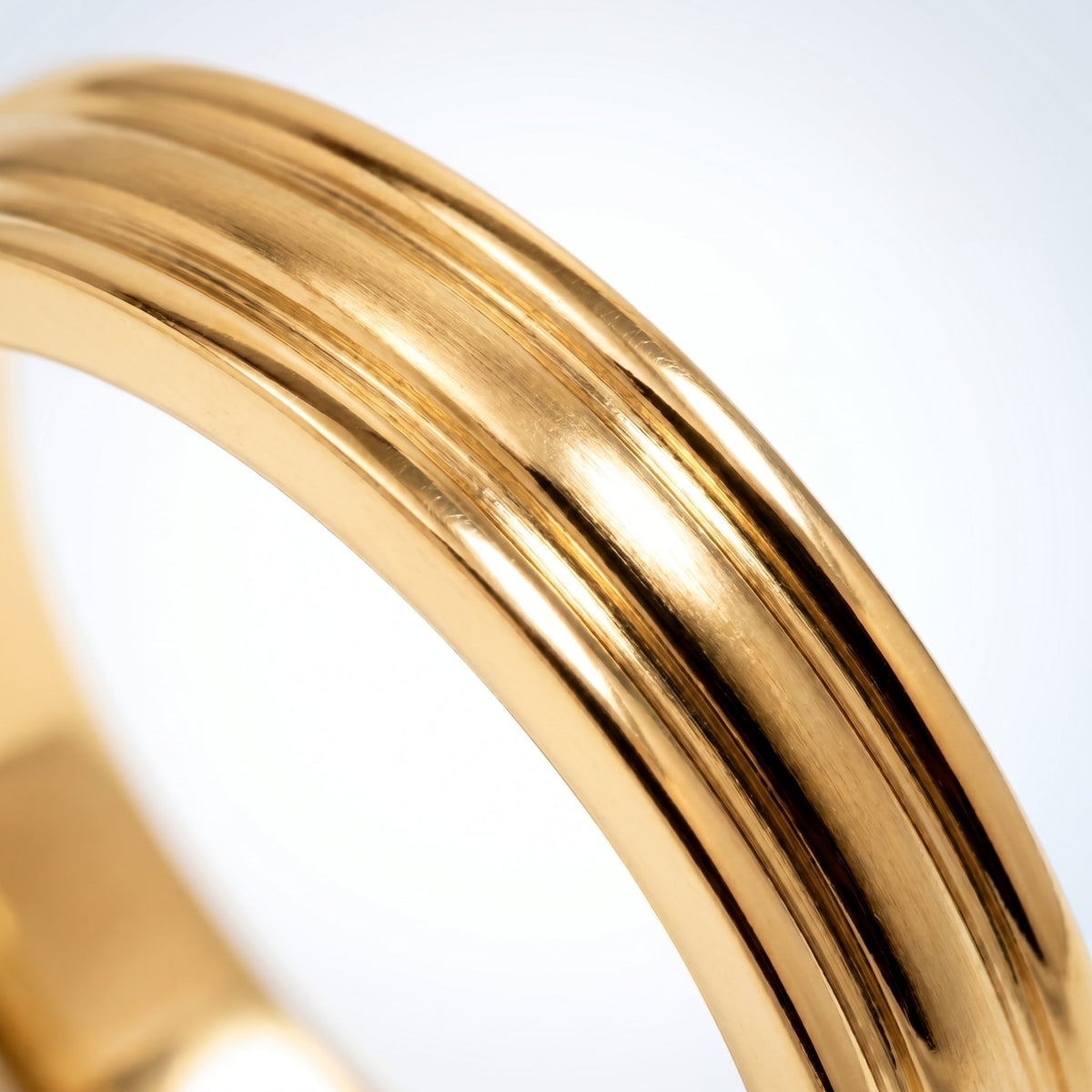 Anello triplo da cerimonia placcato oro 18K, dettaglio ravvicinato