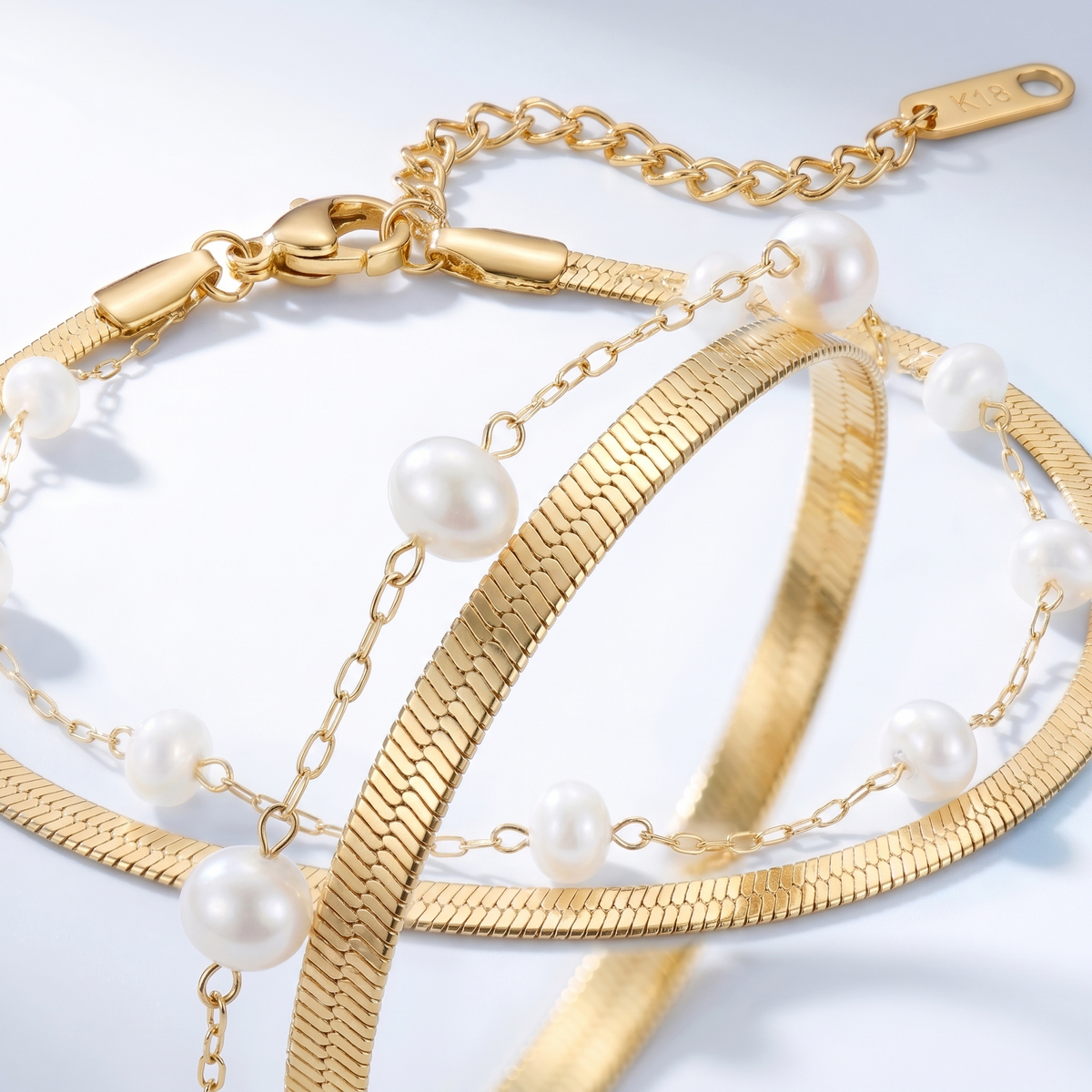 Tobillera doble de cadena snake bañada en oro de 18K, detalle de cerca