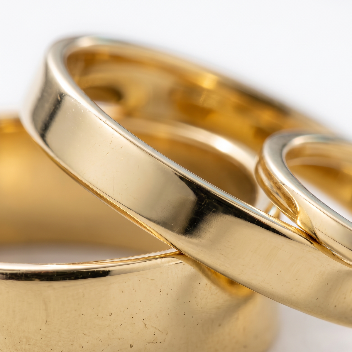 Set de 3 anillos lisos para apilar bañados en oro de 18K, detalle de cerca