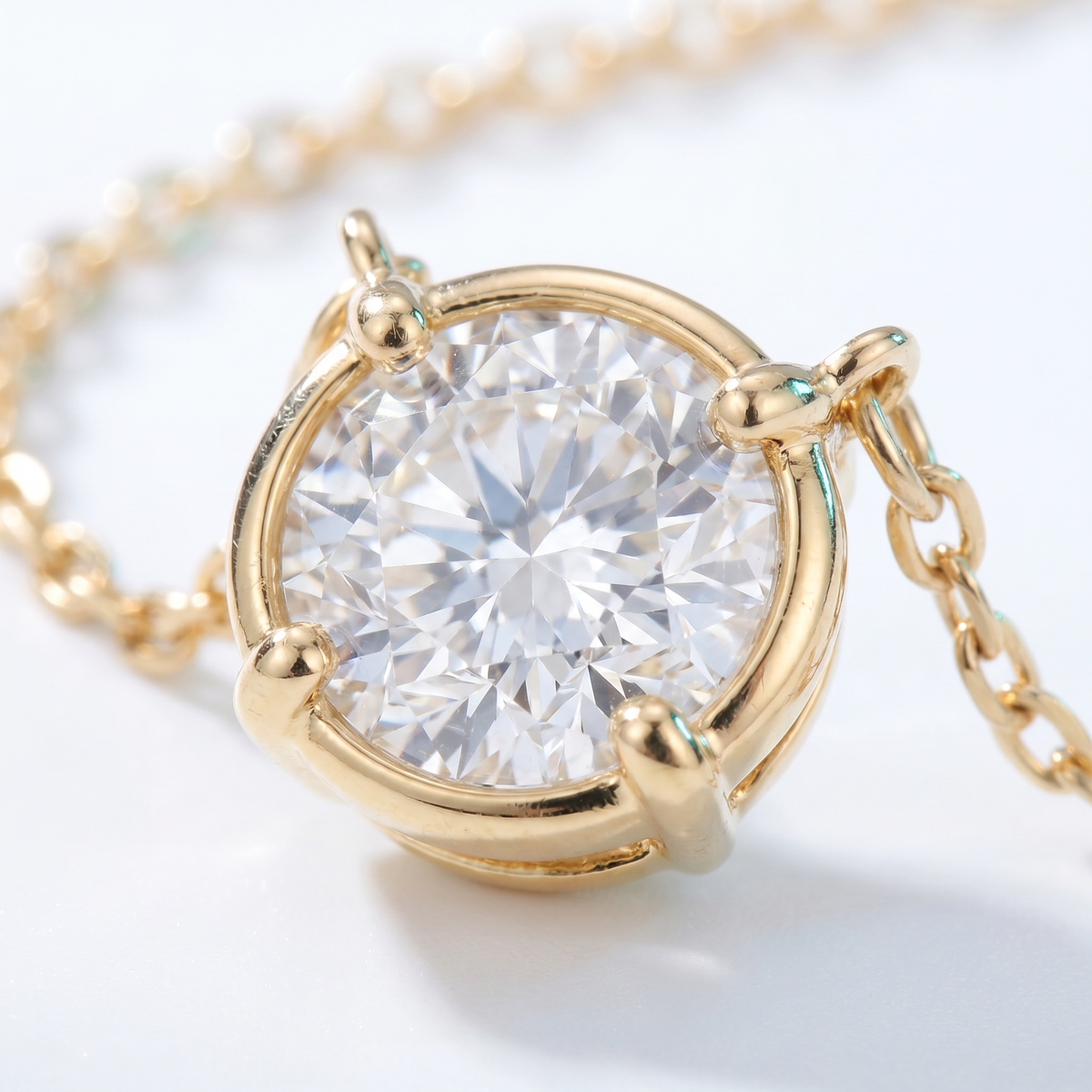 Collar punto de luz mini con circonita bañado en oro de 18K, detalle de cerca