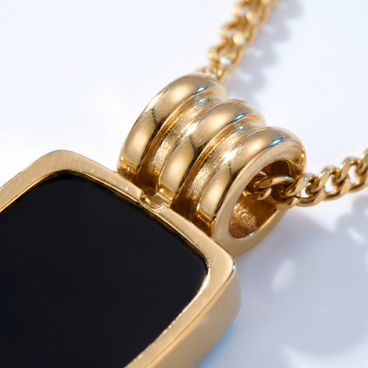 Collar con colgante de concha negra bañado en oro de 18K, detalle de cerca