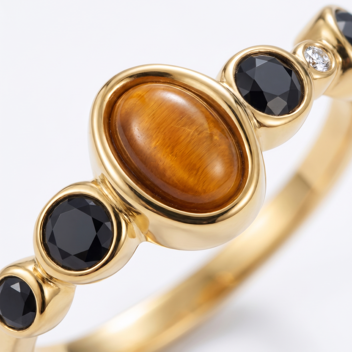 Anello vintage pietra color ambra placcato oro 18K, dettaglio ravvicinato