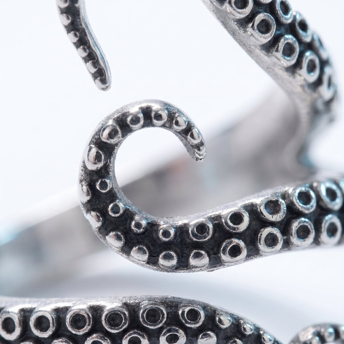 Anillo pulpo statement ajustable color plata envejecida, detalle de cerca