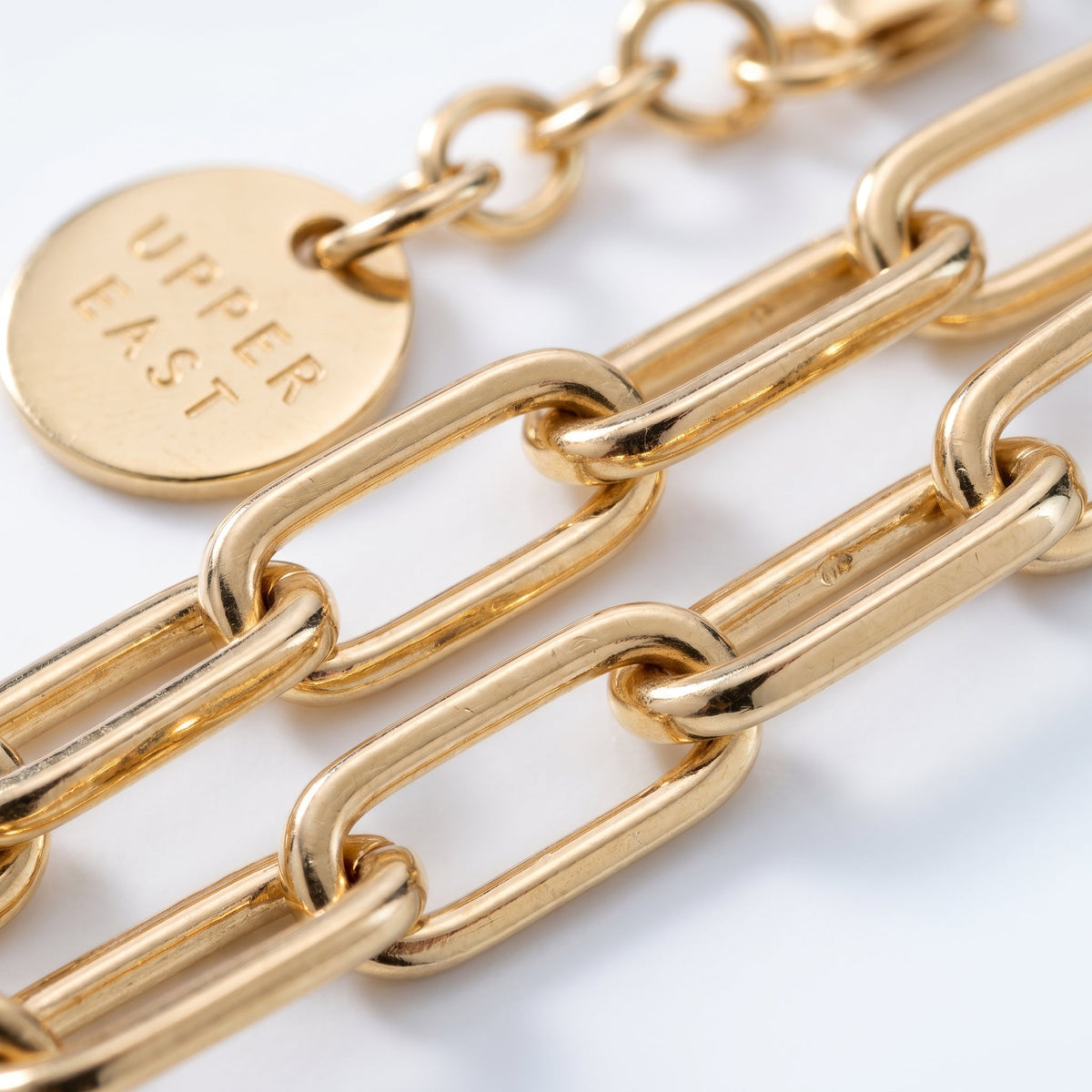 Collana catena paperclip placcata oro 18K, dettaglio ravvicinato