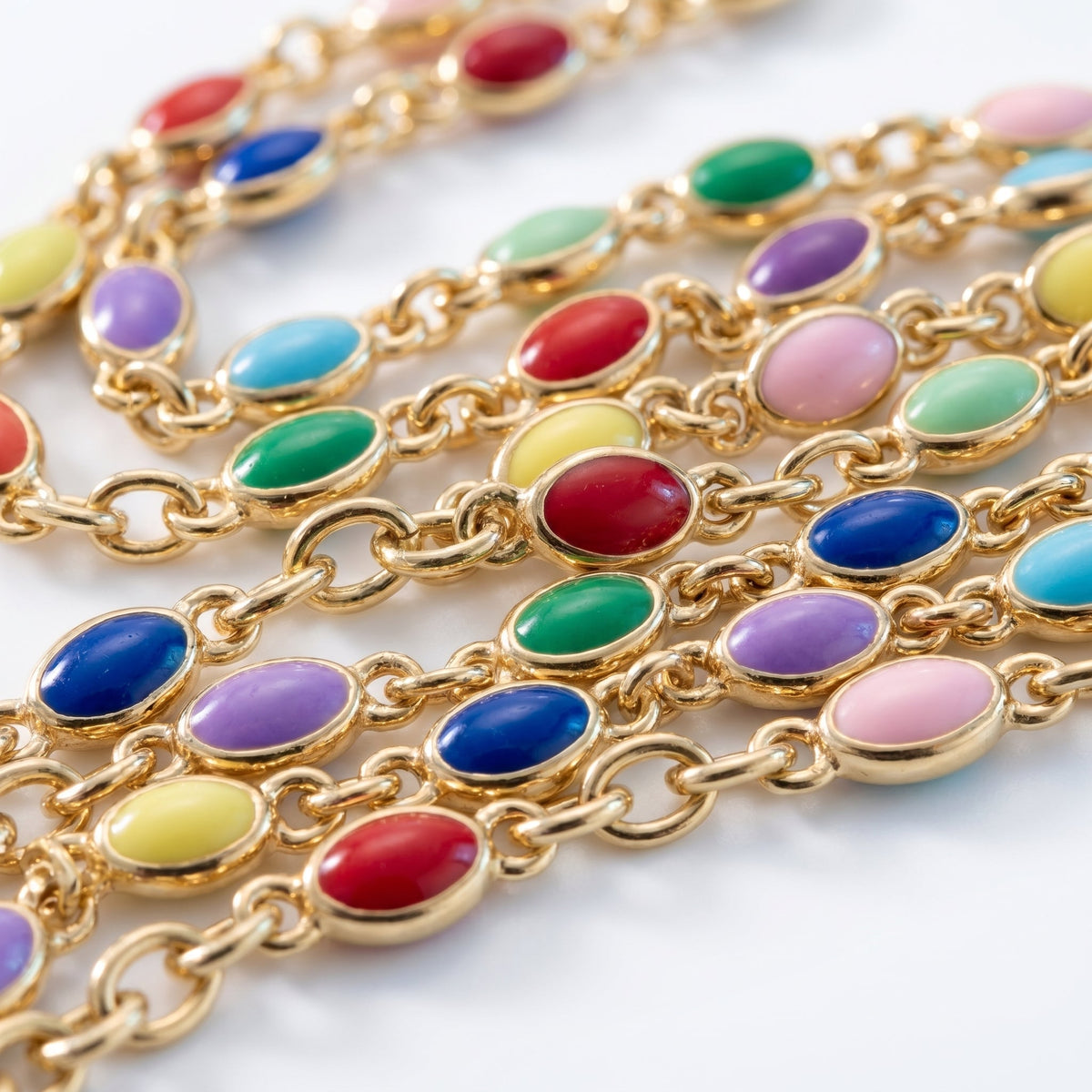 Gargantilla arcoíris de piedras de colores bañada en oro de 18K, detalle de cerca
