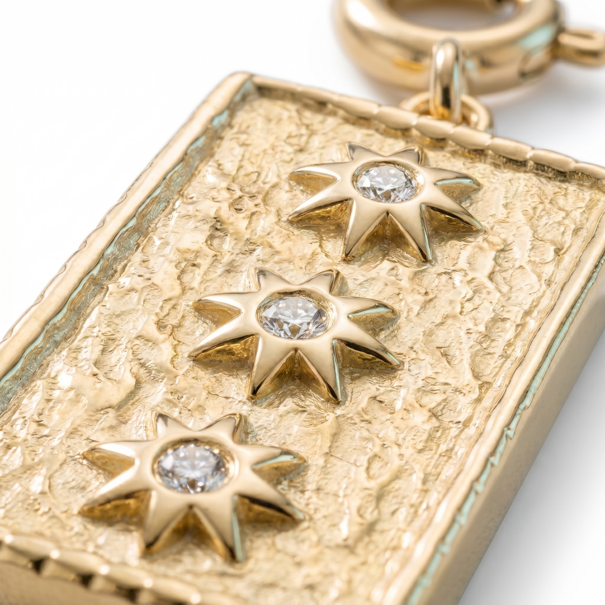 Charm estrella para collar bañado en oro de 18K, detalle de cerca