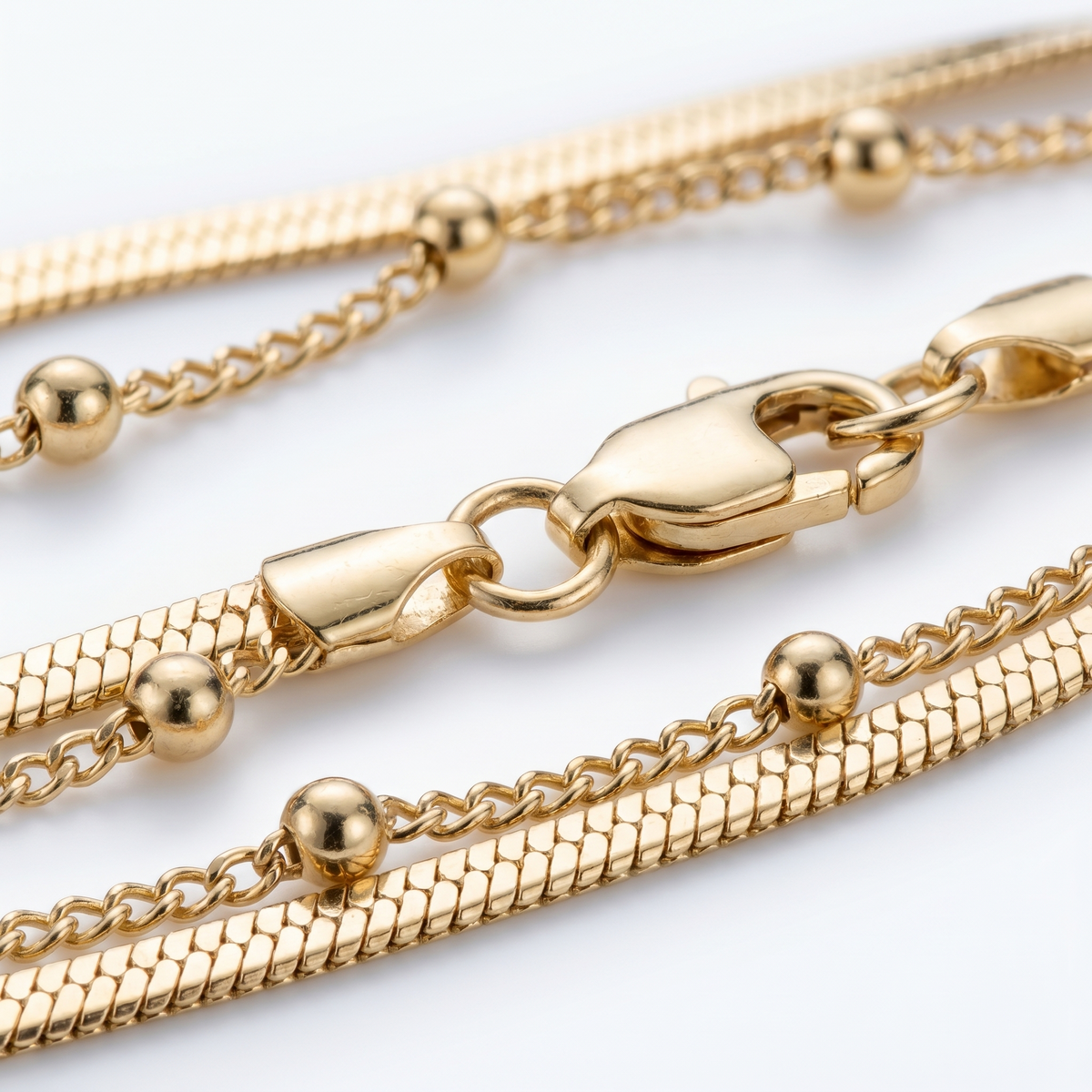 Tobillera doble en capas bañada en oro de 18K, detalle de cerca