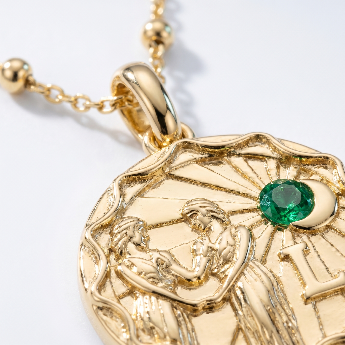 Collar zodiaco personalizado bañado en oro de 18K, detalle de cerca