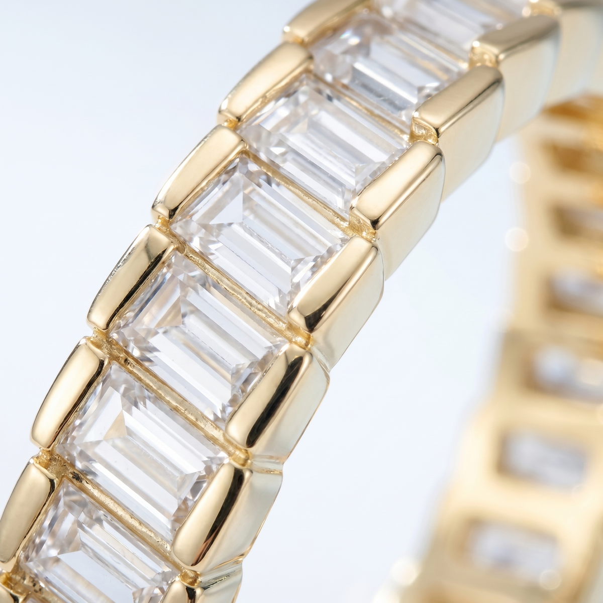 Anillo eternity con circonitas talla princesa bañado en oro de 18K, detalle de cerca