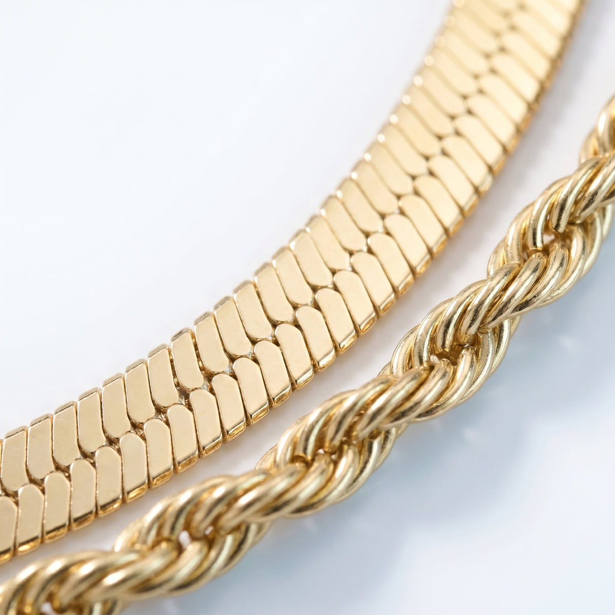 Collar doble espiga bañado en oro de 18K, detalle de cerca