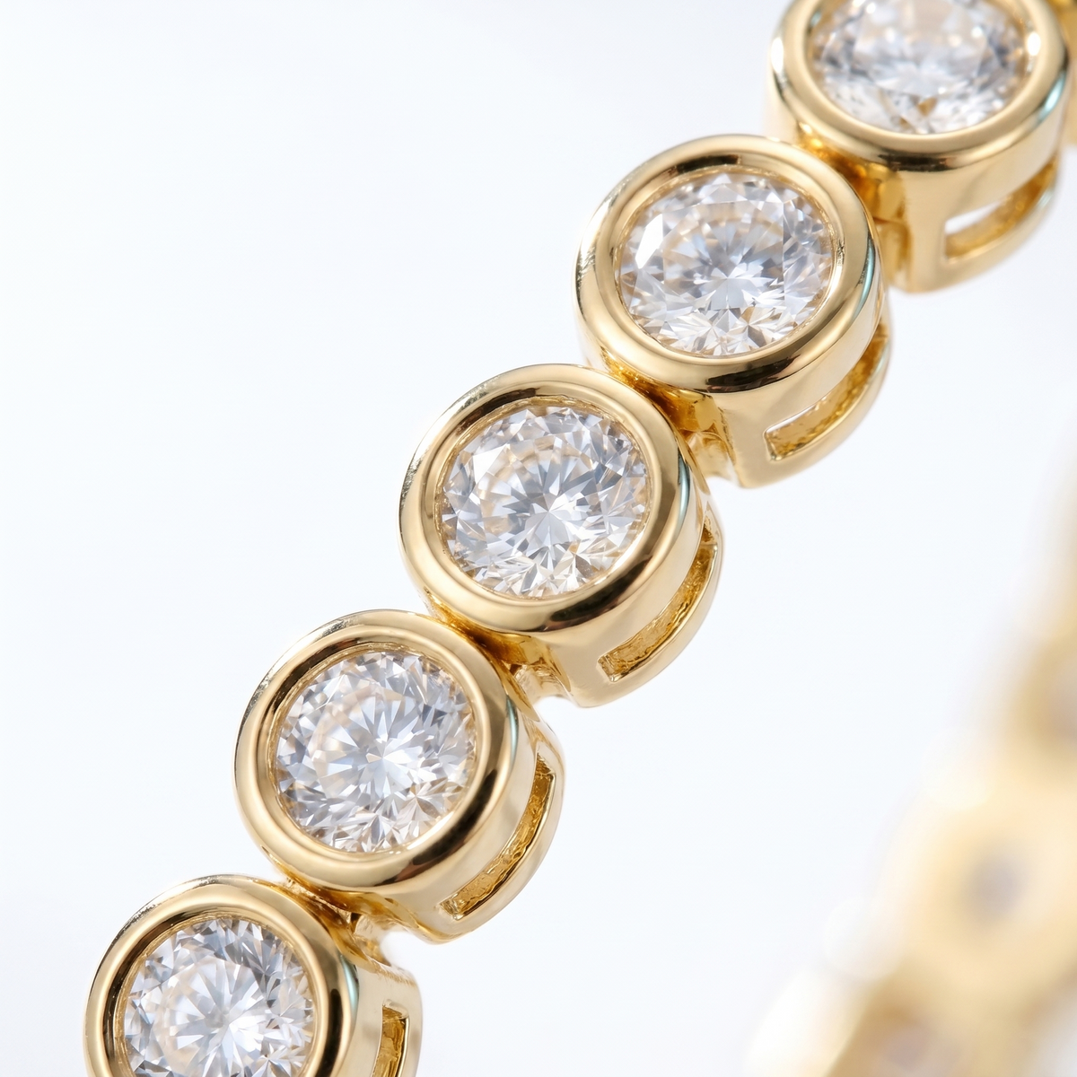 Pulsera tennis ajustable bañada en oro de 18K, detalle de cerca
