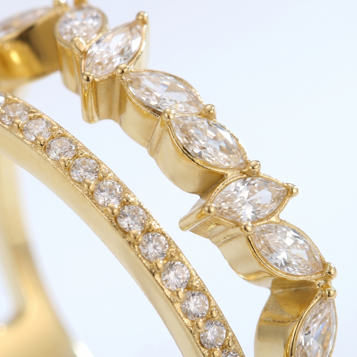 Anillo flor pavé con cristal bañado en oro de 18K, detalle de cerca