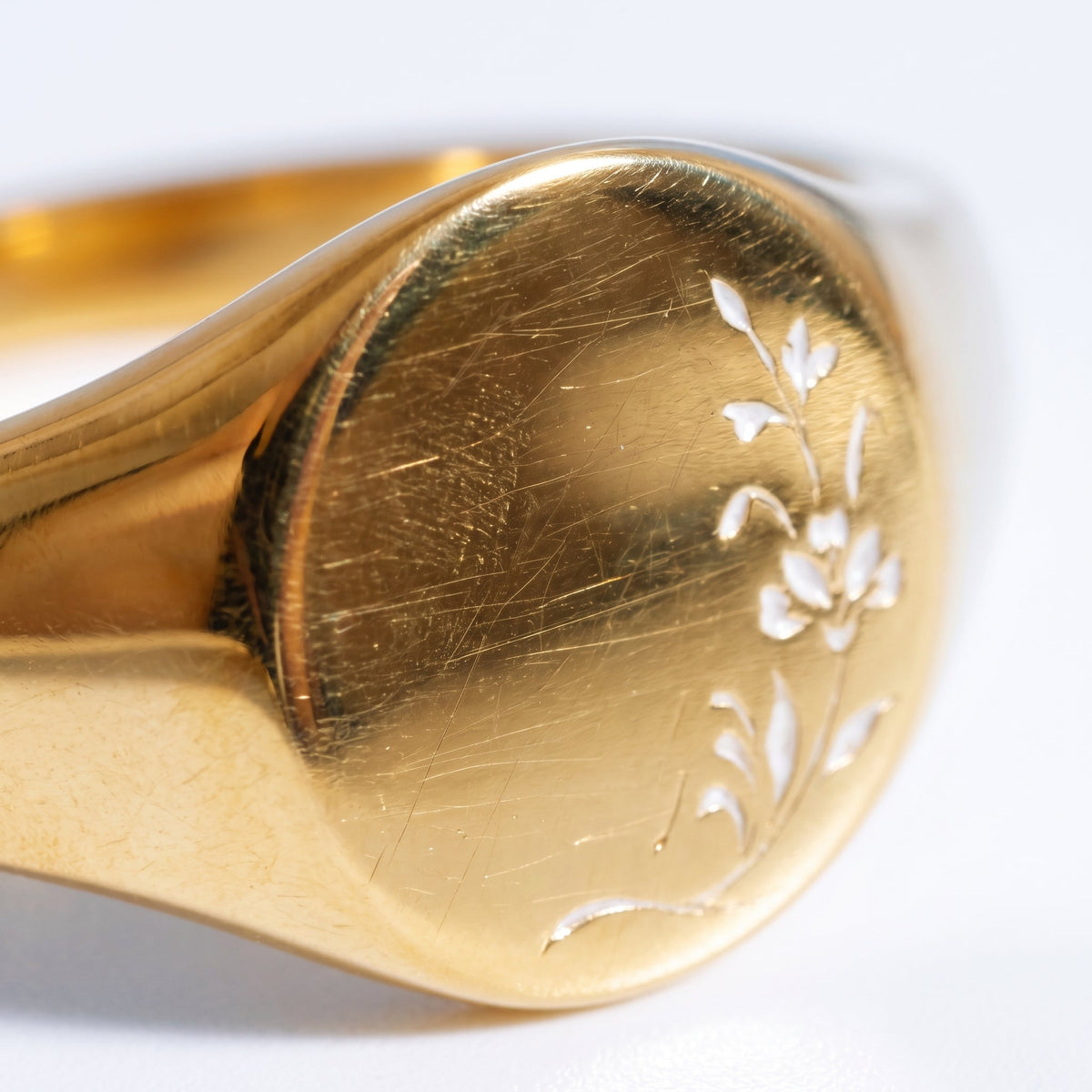 Anillo sello ovalado liso bañado en oro de 18K, detalle de cerca