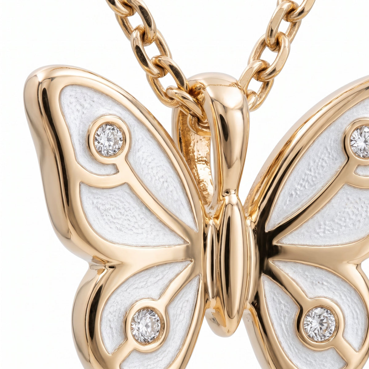 Collar con mariposa bañado en oro de 18K, detalle de cerca