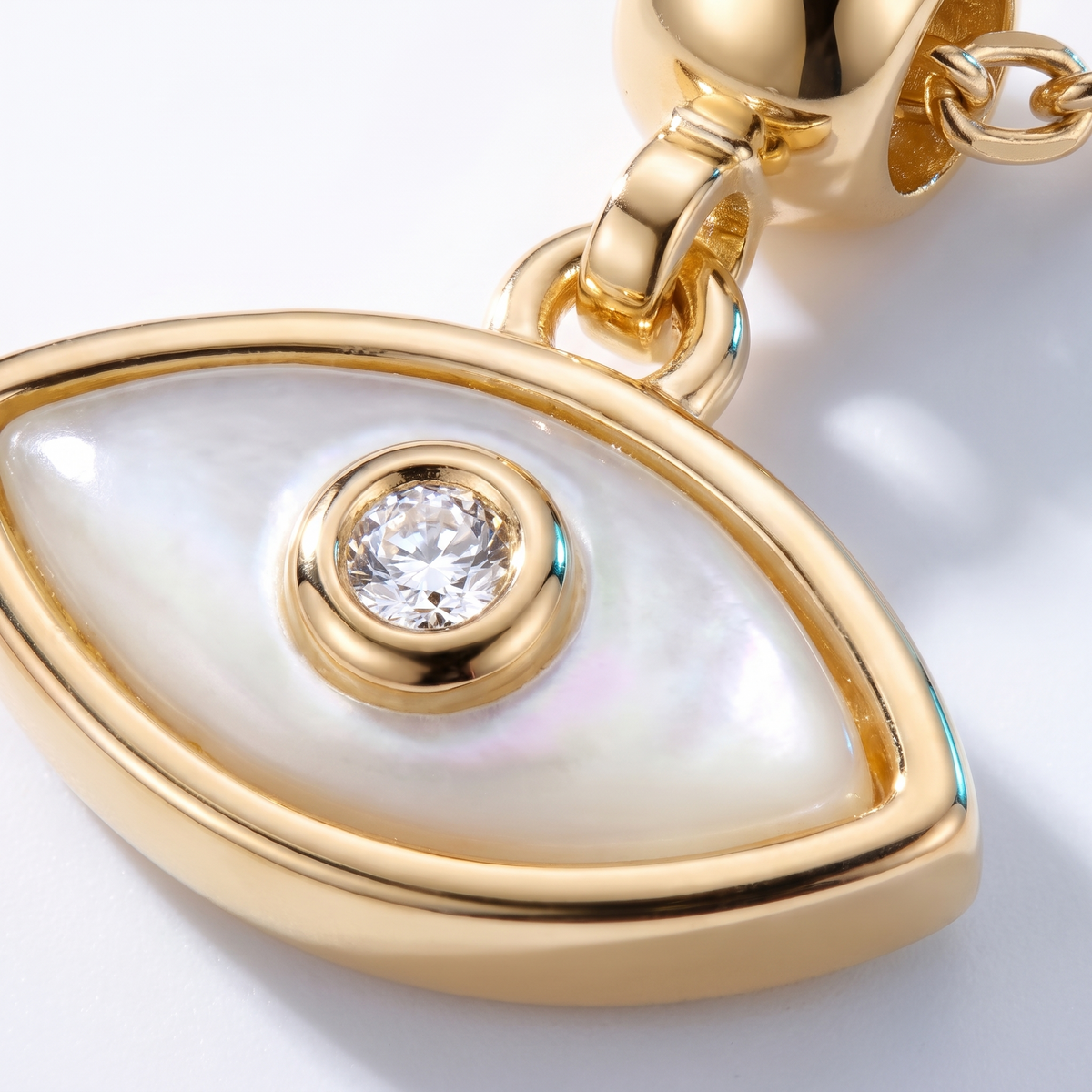 Collar amuleto ojo turco bañado en oro de 18K, detalle de cerca