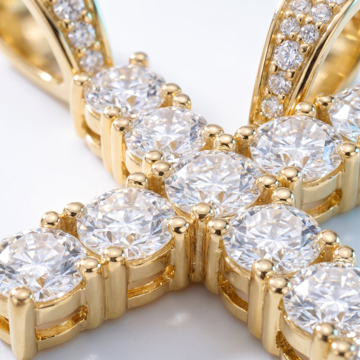 Collar con cruz pequeña bañado en oro de 18K, detalle de cerca