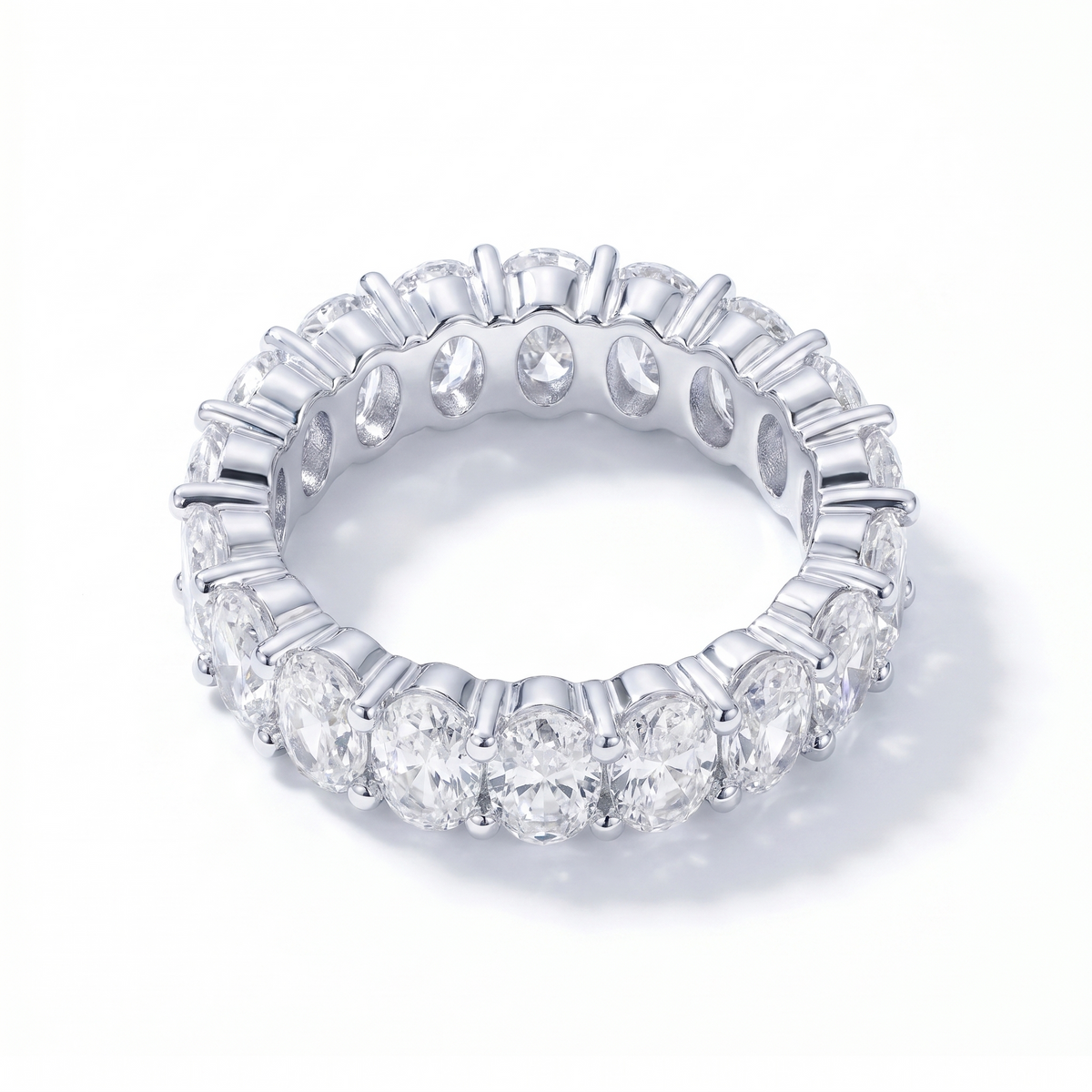 Anillo eternity con circonitas ovaladas color plata visto desde arriba