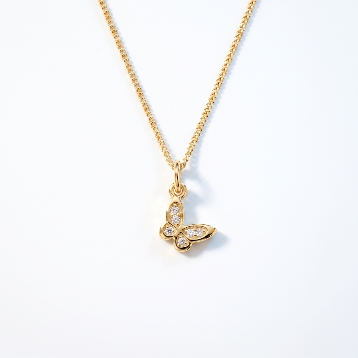 Collar con mariposa bañado en oro de 18K visto desde arriba
