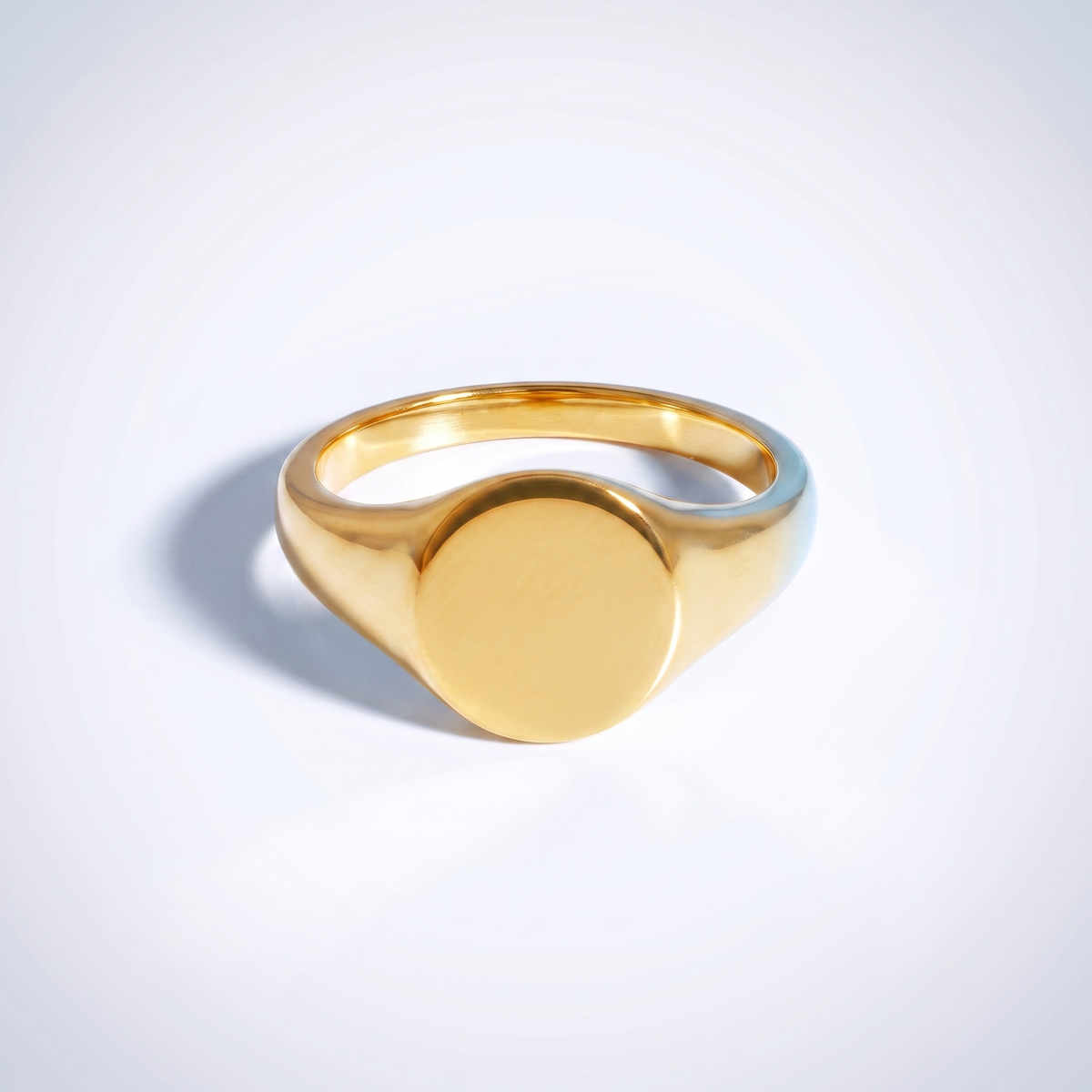 Anillo sello ovalado liso bañado en oro de 18K visto desde arriba
