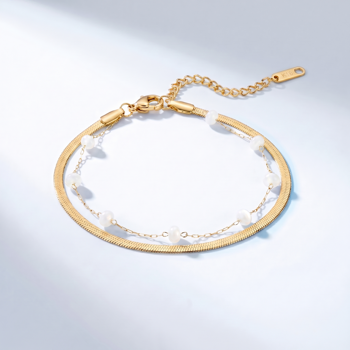 Tobillera doble de cadena snake bañada en oro de 18K vista desde arriba