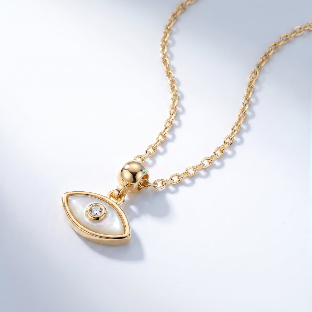 Collar amuleto ojo turco bañado en oro de 18K visto desde arriba
