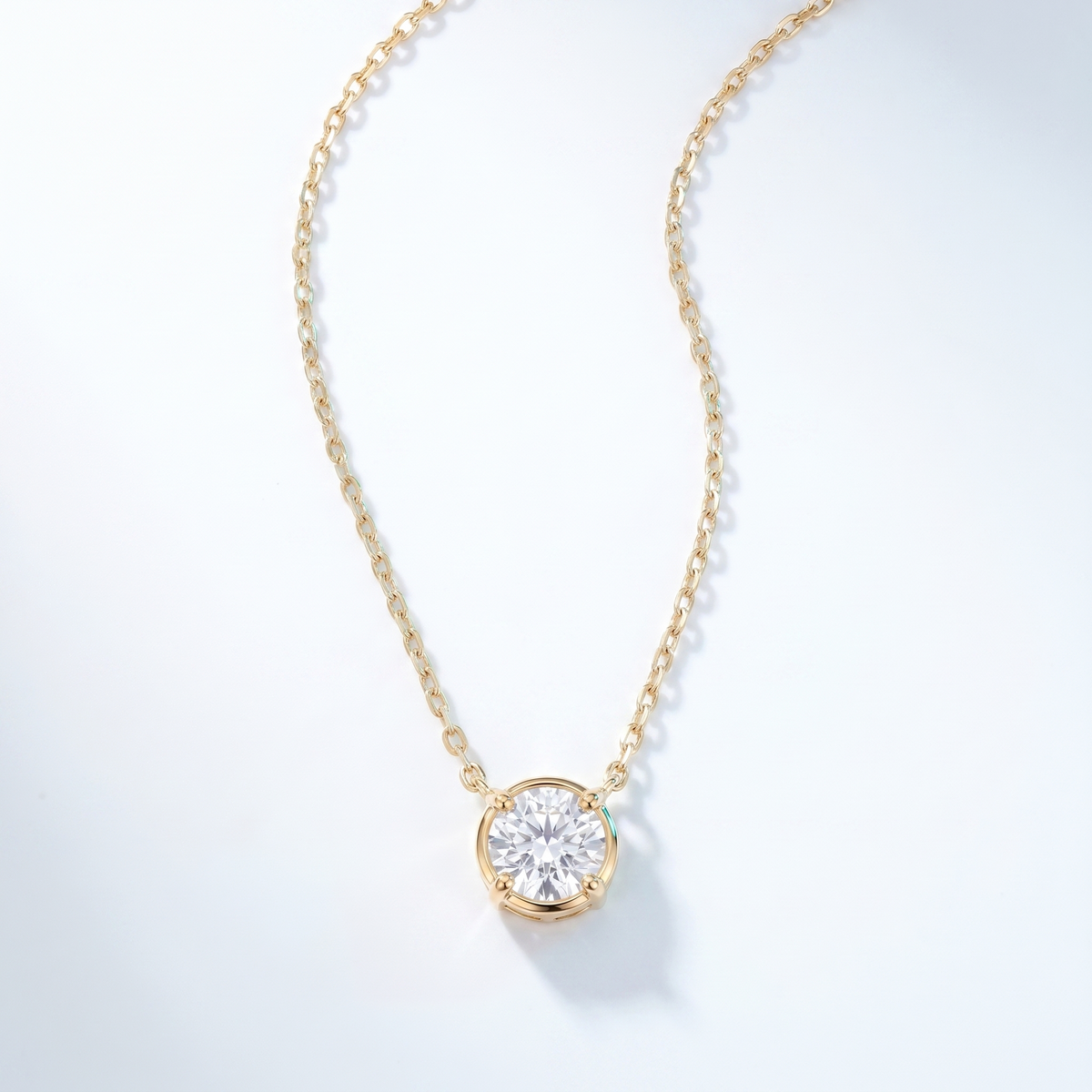 Collar punto de luz mini con circonita bañado en oro de 18K visto desde arriba