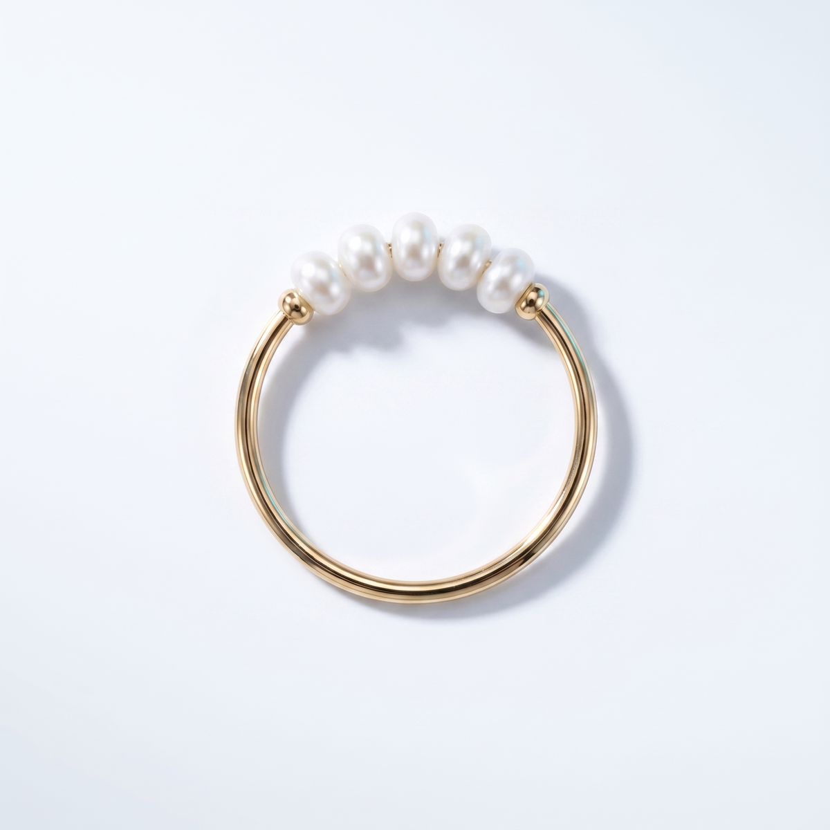 Anillo fino con 5 perlitas bañado en oro de 18K visto desde arriba