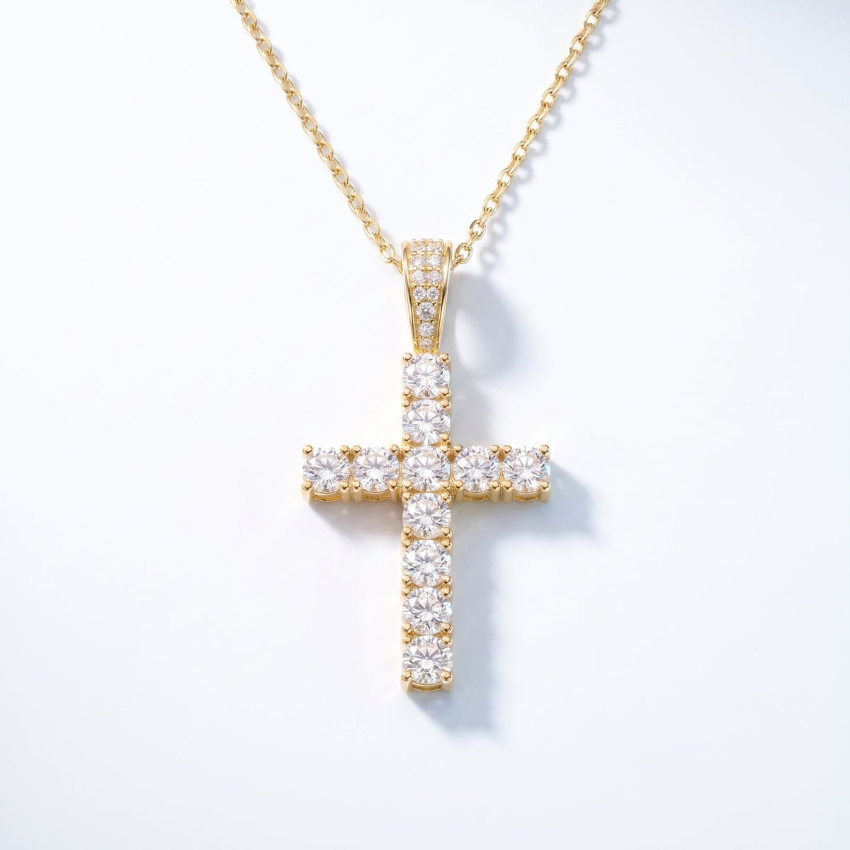 Collar con cruz pequeña bañado en oro de 18K visto desde arriba