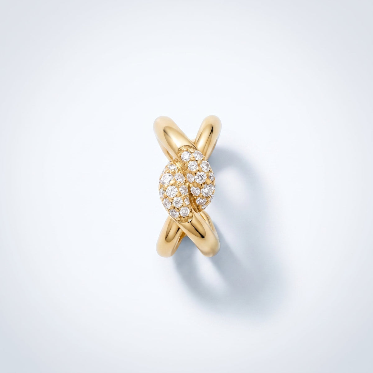 Ear cuff twist sin agujero bañado en oro de 18K visto desde arriba