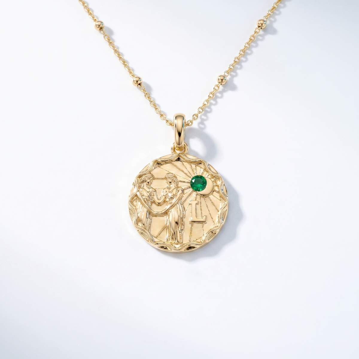Collar zodiaco personalizado bañado en oro de 18K visto desde arriba