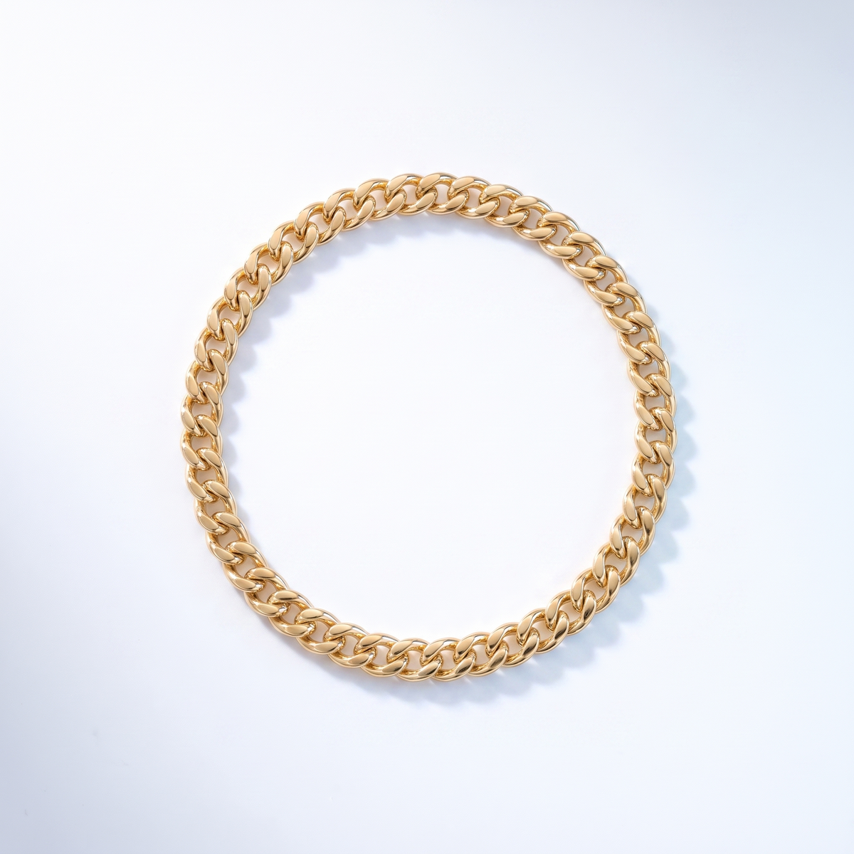Pulsera de cadena cubana fina bañada en oro de 18K vista desde arriba