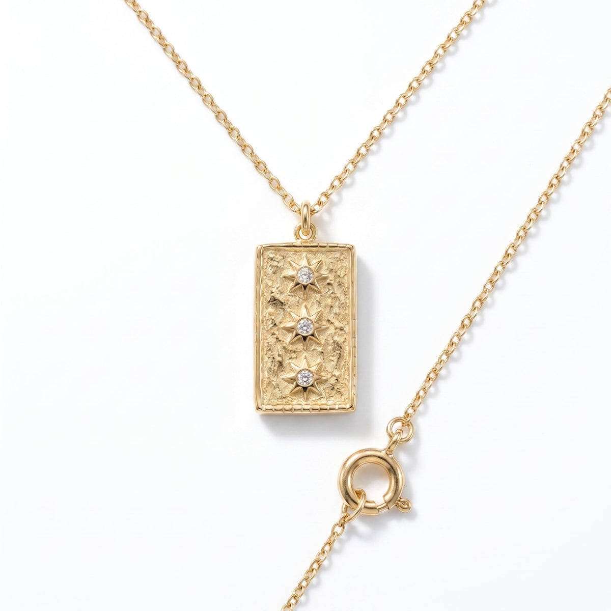 Charm estrella para collar bañado en oro de 18K visto desde arriba