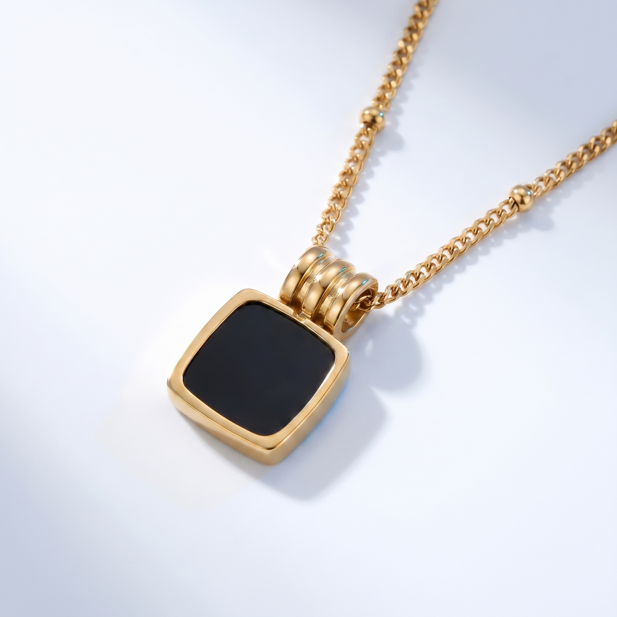 Collar con colgante de concha negra bañado en oro de 18K visto desde arriba