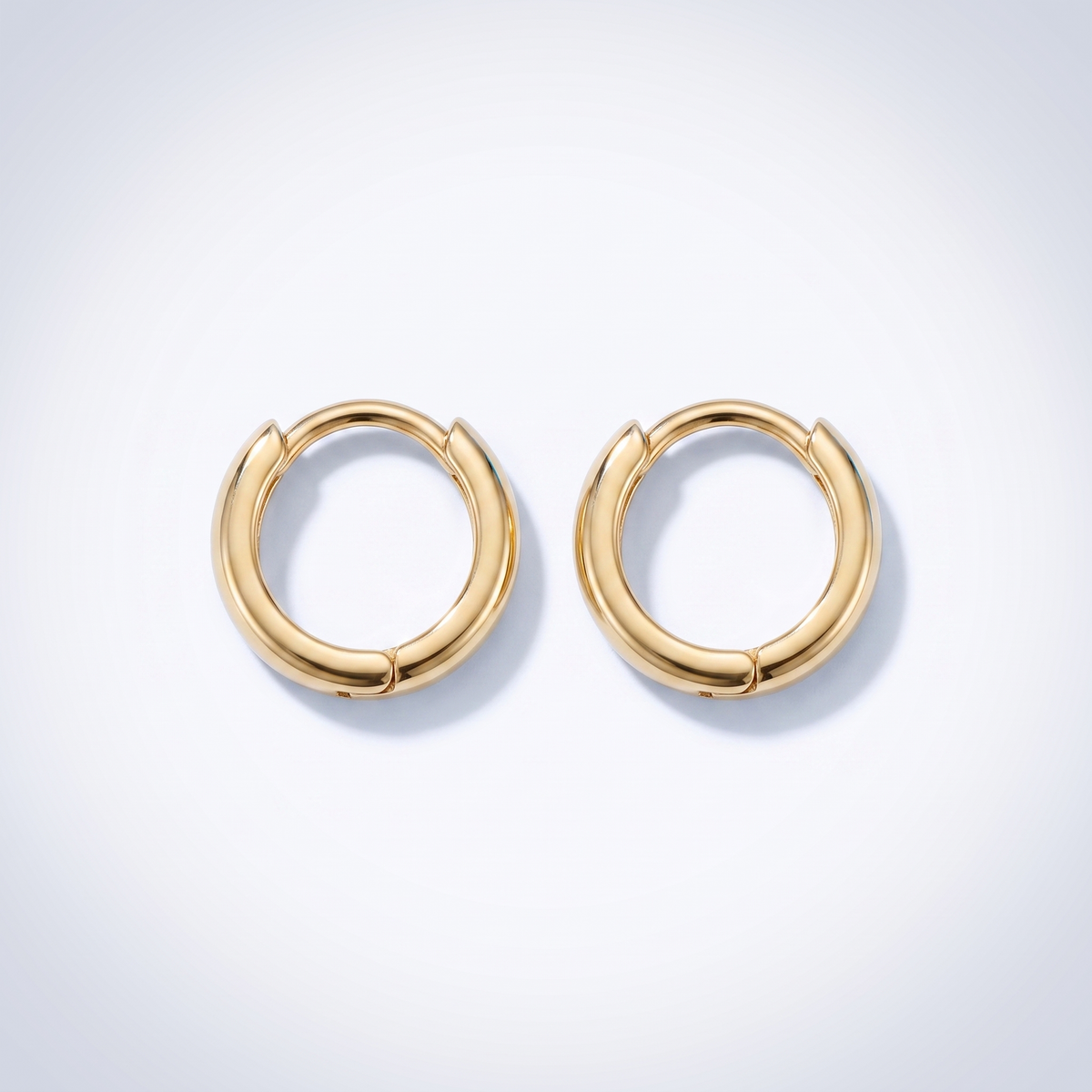Pendientes huggie lisos bañados en oro de 18K vistos desde arriba