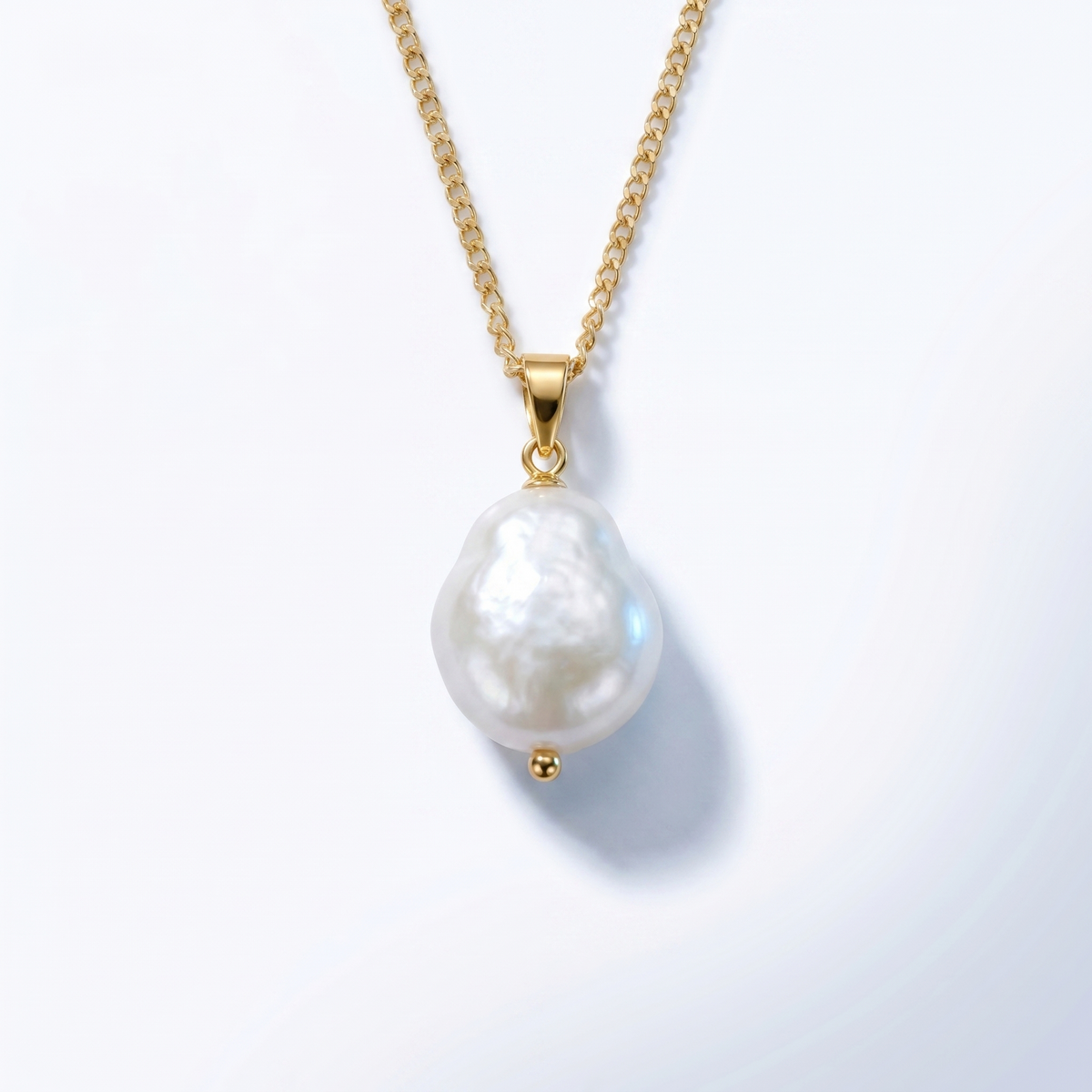 Collar con perla barroca grande bañado en oro de 18K visto desde arriba