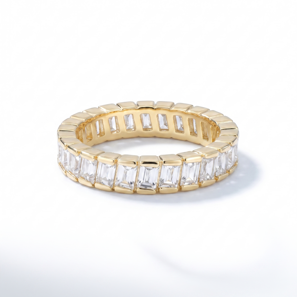 Anillo eternity con circonitas talla princesa bañado en oro de 18K visto desde arriba