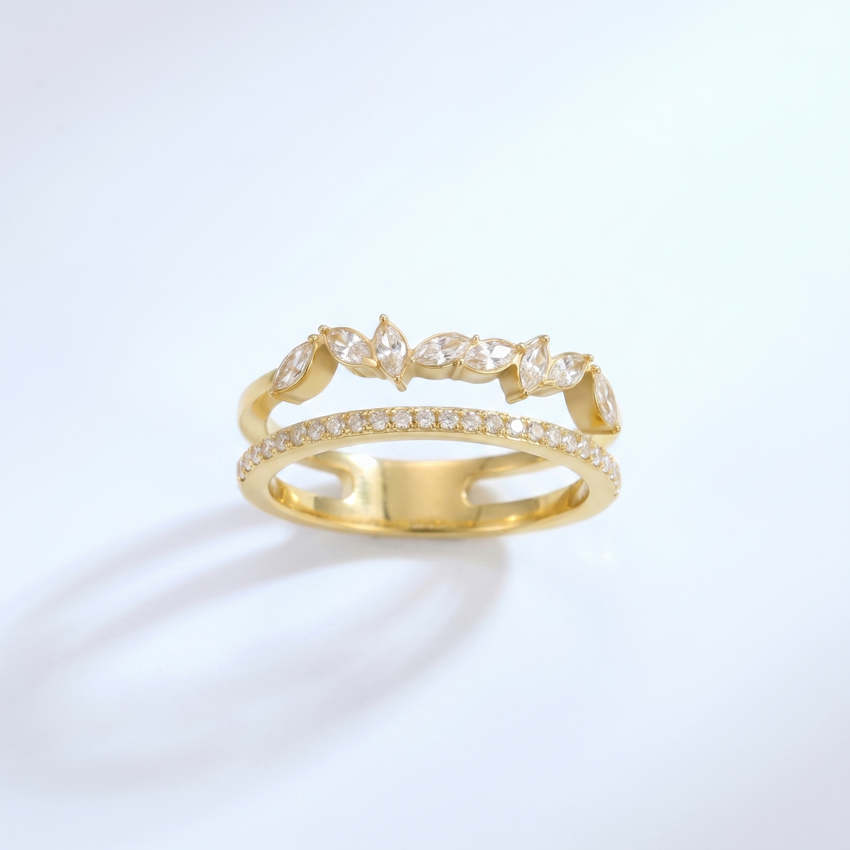 Anillo flor pavé con cristal bañado en oro de 18K visto desde arriba