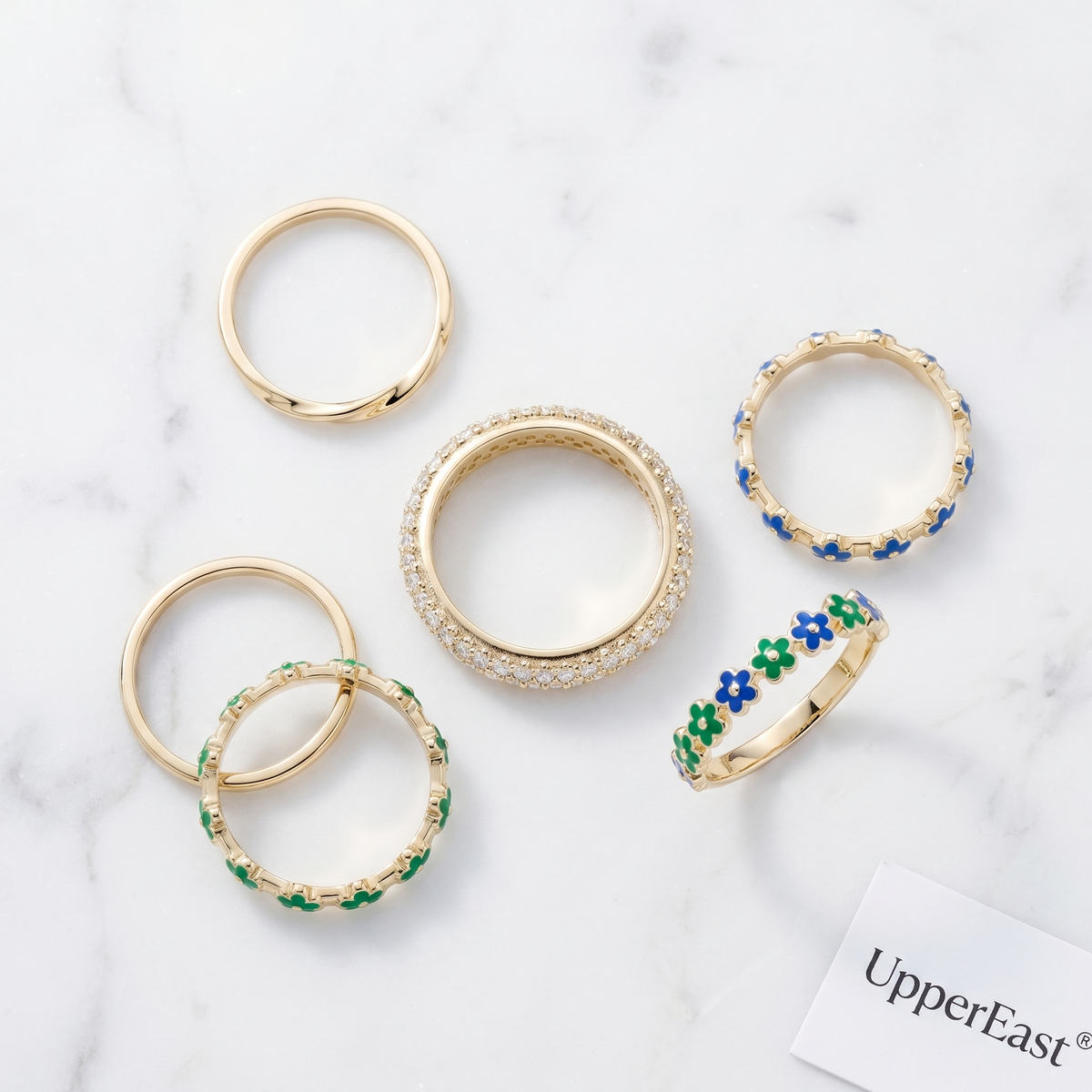 Anello sottile midi twist placcato oro 18K abbinato ad altri gioielli UpperEast